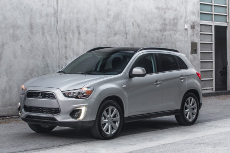 2. Không chỉ có Pajero, trong 6 tháng đầu năm 2017, doanh số cộng dồn của mẫu xe Mitsubishi Outlander Sport cũng chỉ được 15 chiếc.