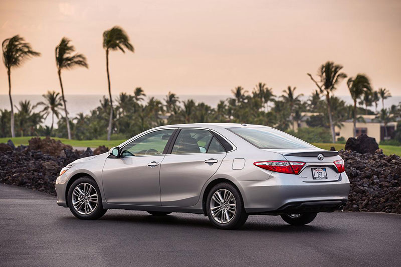 9. Toyota Camry 2017 (giá khởi điểm: 23.070 USD).