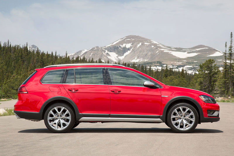 10. Volkswagen Golf Alltrack 2017 (giá khởi điểm: 25.850 USD).