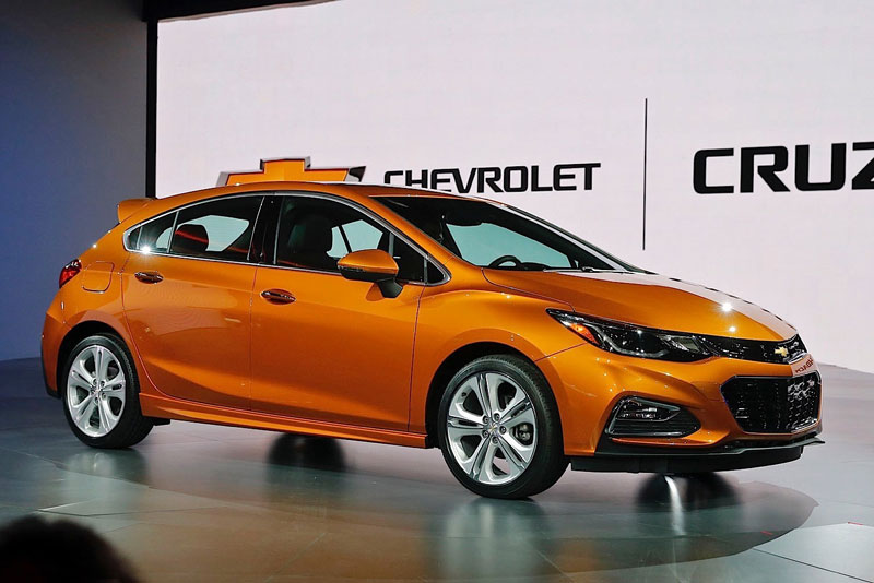 7. Chevrolet Cruze Hatchback 2017 (giá khởi điểm: 19.995 USD).