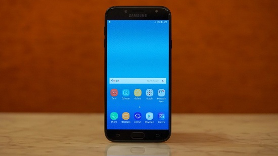 Galaxy J7 Pro có màn hình kích 5,5 inch, độ phân giải Full-HD, vi xử lý Exynos 7870 với 8 nhân xử lý Cortex A53 tốc độ 1.6GHz, RAM 3GB, bộ nhớ trong 32GB (hỗ trợ thẻ nhớ ngoài tối đa 256GB) và pin dung lượng 3.600 mAh.