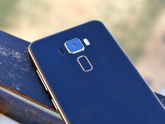 Camera của ZenFone 3 cũng sở hữu các thông số ấn tượng với camera chính 16MP, khẩu độ f/2.0 và camera 
