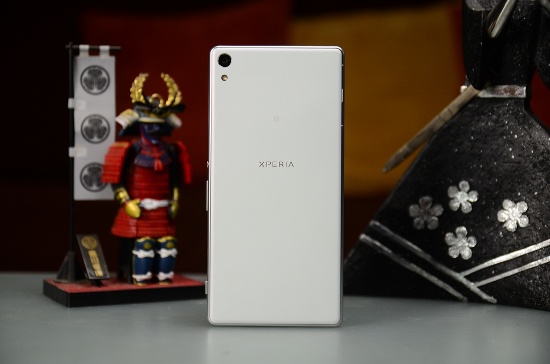 Đây cũng là smartphone duy nhất có mặt lưng bằng nhựa với khung kim loại, nhưng được Sony hoàn thiện rất tốt và khiến nhiều người nhầm tưởng là kim loại. 