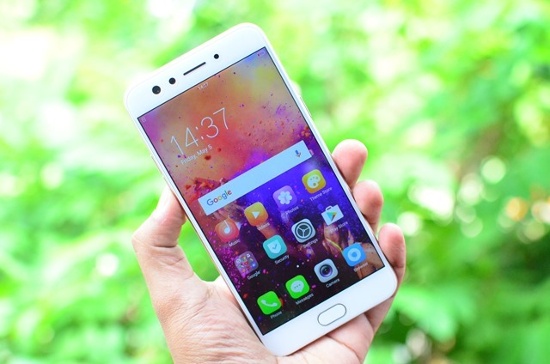 Oppo F3: Đây là chiếc samrtphone chuyên selfie của Oppo, máy có thiết kế không khác so với phiên bản Oppo F1s 2017, cụ thể vẫn là vỏ kim loại nguyên khối, phía trên dưới mặt lưng có hai dải nhựa và phím Home tích hợp cảm biến vân tay một chạm, chỉ cần chạm vào để mở khoá điện thoại mà không cần bấm nút nguồn.