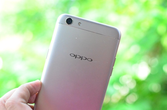 Trong khi đó, camera sau 13MP của Oppo F3 thì hoàn toàn tương tự như camera sau của F1s 2017. 