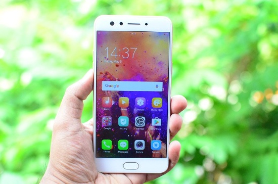 Oppo F3 có màn hình 5,5 inh độ phân giải Full HD, sử dụng vi xử lý MediaTek MT6750T, 4GB RAM, bộ nhớ trong 64GB có khe cắm thẻ nhớ và đi kèm pin dung lượng 3.200 mAh.