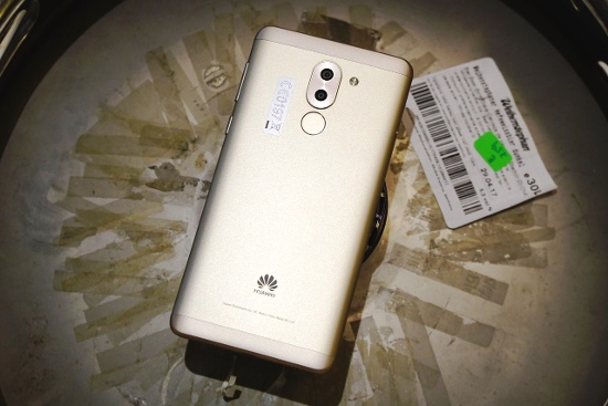 Thiết kế của Huawei GR5 2017 Pro không khác gì so với GR5 2017. Vẫn là kiểu kim loại nguyên khối kết hợp với kính ở phía trước cong 2.5D mang đến sự cứng cáp và sang trọng. Vẫn là màn hình IPS LCD kích thước 5,5 inch độ phân giải Full HD.