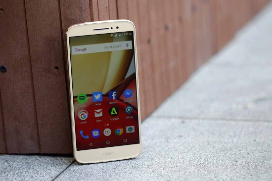 Motorola Moto M: So với các đối thủ trong cùng danh sách thì Moto M có rất nhiều điểm tương đồng như: Thiết kế kim loại nguyên khối với mặt trước là kính cường lực cong 2.5D và tích hợp cảm biến vân tay vào phím cứng home ở mặt trước.