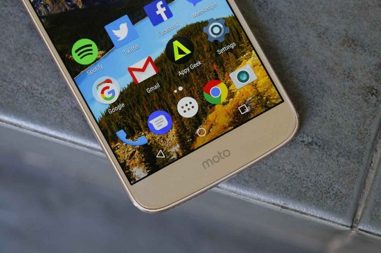 Tuy nhiên theo nhà sản xuất thi Moto M có khả năng kháng nước, bụi bẩn ở mức độ nhẹ do máy được phủ một lớp nano P2i. Nên người dùng có thể yên tâm khi vô tình bị nước bắn vào máy hoặc sử dụng dưới trời mưa nhỏ.