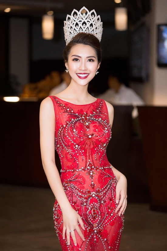 Xuất hiện tại đêm chung kết, Tường Linh diện bộ váy dạ hội đỏ rực của NTK Đỗ Long. 