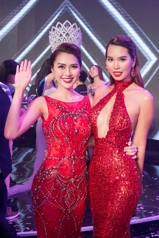 Tường Linh đọ dáng bên Hà Anh