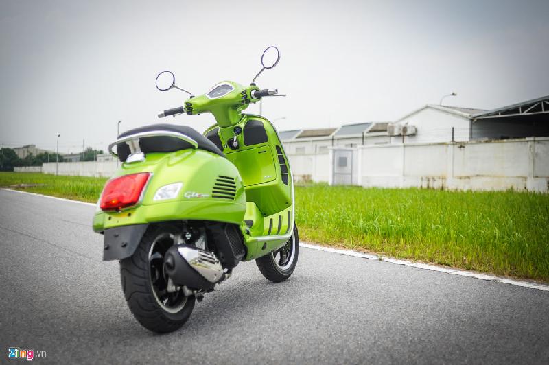 Vespa GTS 300 ABS lần đầu được giới thiệu ra thị trường và sẽ cạnh tranh trực tiếp với Honda SH 300i. Về ngoại hình, 2 phiên bản này không khác biệt nhiều, muốn biết đó là phiên bản nào chỉ có thể quan sát kỹ từng chi tiết.