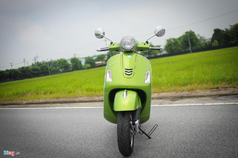 Thiết kế tổng thể của Vespa GTS không thay đổi nhiều so với cách đây 3 năm. Phần đầu xe được tích hợp thêm đèn LED chạy ban ngày, tăng thêm sự hiện đại cho mẫu xe tay ga cỡ lớn này. Tuy nhiên, thiết kế đèn xi-nhan, đèn pha, khe gió trước không thay đổi.