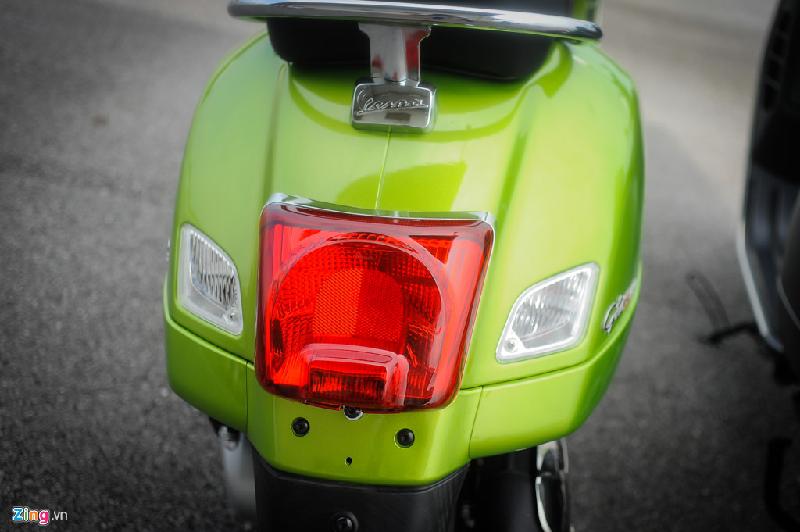 Cụm đèn hậu thiết kế lớn, không khác biệt so với trước đây. Vespa GTS 125 sở hữu kích thước dài, rộng lần lượt là 1.950 x 740 mm. Trục cơ sở xe ở mức 1.350 mm. Trọng lượng của mẫu xe tay ga cỡ lớn này là 140 kg.