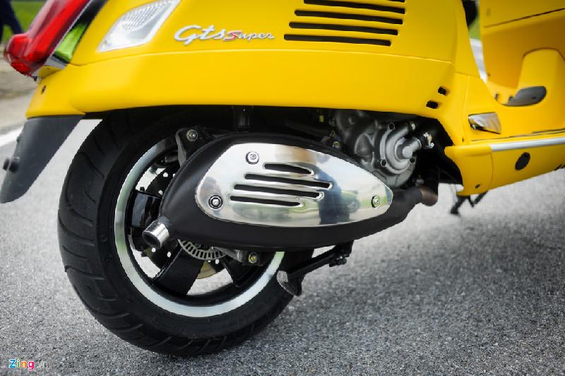 Trong khi đó, Vespa GTS 300 sử dụng động cơ Quasar 300 cc, làm mát bằng nước, công suất tối đa 15,6 kW tại 7.750 vòng/phút và mô-men xoắn cực đại 22 Nm tại 5.000 vòng/phút.