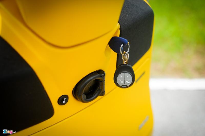 Vespa GTS 2017 trang bị bộ điều khiển từ xa giúp mở yên xe và tìm xe trong bãi đỗ. Vespa GTS 125 có 4 màu đen, đỏ mờ, trắng và xanh lá. Trong khi đó Vespa GTS 300 có các màu trắng, xanh lá, xám và vàng.