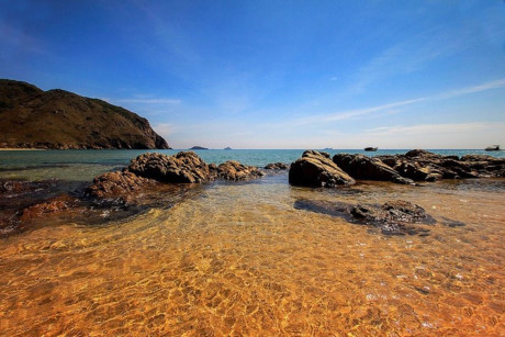 Trong suốt chặng đường ngồi ghe đến với bãi biển Kỳ Co, bạn sẽ vô cùng ngạc nhiên với cảnh thiên nhiên đẹp thơ mộng không thua bất kỳ những bãi tắm nào của các nước khác. Ảnh: Iveryluxubu.