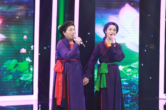 Gia đình song ca tuần này lần đầu tiên chứng kiến sự  xuất hiện cặp song ca bà cháu trên sân khấu. Bà Nguyễn Thị Nga nuôi dưỡng, chăm sóc Bích Ngọc và em trai từ nhỏ bởi các cháu không được ở gần cha mẹ. Với Bích Ngọc, cô bé xem bà vừa là cha, vừa là mẹ. Bên cạnh đó, cô bé cũng trăn trở nếu sau này bà không còn, mình và em trai sẽ sống với ai, bởi chỉ có bà là người chăm sóc hai chị em chu đáo nhất. Tình cảm gắn bó của hai bà cháu khiến khách mời Lân Nhã xúc động nhớ lại tuổi thơ sống cùng bà của mình. Liệu cặp bà cháu này sẽ mang đến chương trình tiết mục bất ngờ nào?