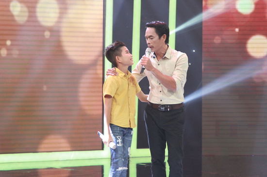 Cặp song ca cuối cùng trong đêm thi là hai cha con Văn Cường và Huỳnh Phúc. Ngày xưa, anh Văn Cường rất đam mê ca hát nhưng không thể theo đuổi đam mê. Thế nên, anh xem con trai như vật báu, luôn đồng hành, ủng hộ con trong mọi cuộc thi. Đó cũng chính là lúc Huỳnh Phúc nhận ra, cậu không chỉ hát cho đam mê của bản thân mà còn cho một thời trai trẻ của cha. 
