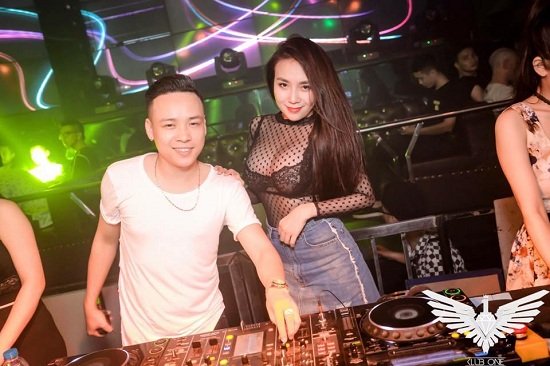 Khắc Việt, DJ Thanh Thảo, Làng sao Công việc DJ yêu cầu Thanh Thảo phải ăn mặc gợi cảm, trang điểm quyến rũ và luôn tươi tắn.