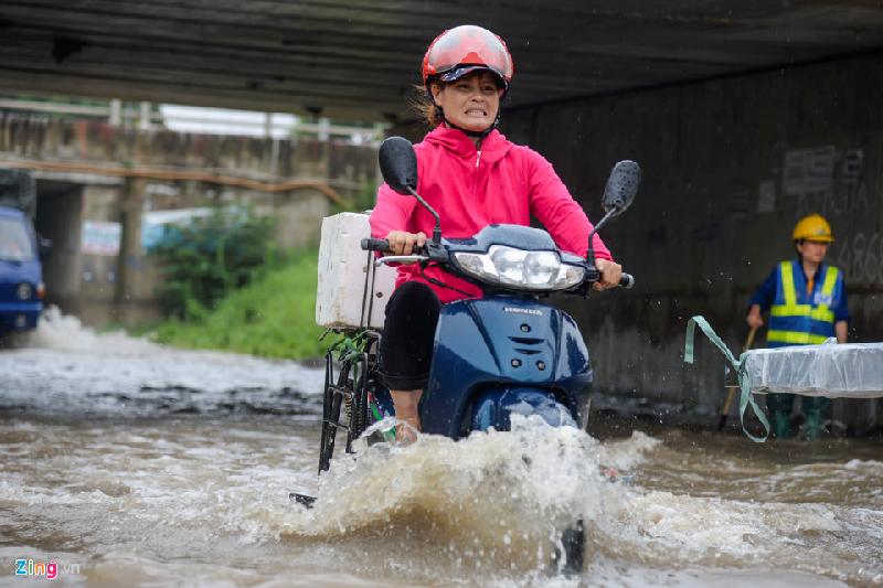 Tuy nhiên nhiều người vẫn liều mình đi qua đây để tiết kiệm thời gian lẫn cung đường.