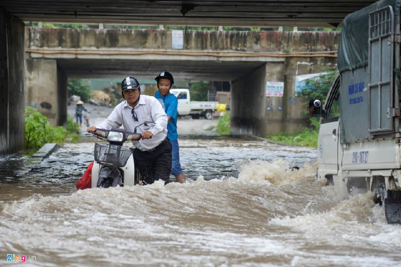 Nhiều xe chết máy trước khi kịp đi qua hầm chui.