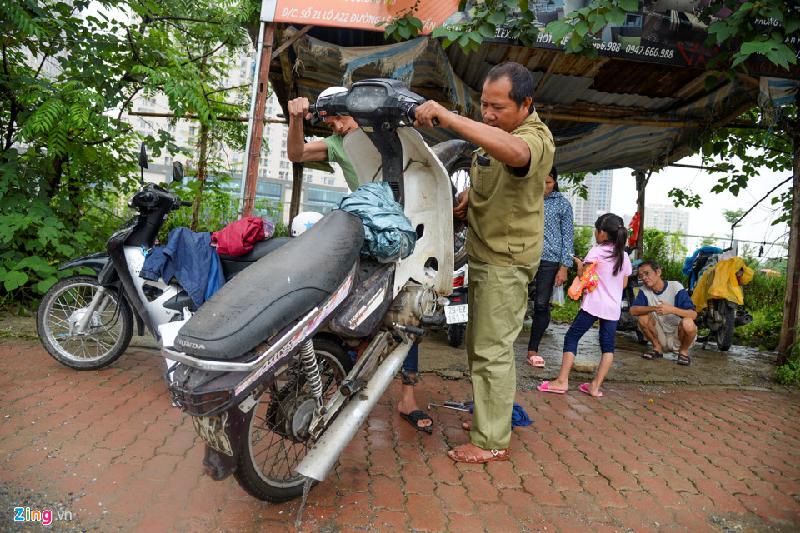  “Hôm nay tôi đã sửa 5-7 chiếc xe bị hỏng máy, hôm qua nước ngập sâu và rộng hơn nên nhiều xe chết máy hơn”, thợ sửa xe máy này chia sẻ.