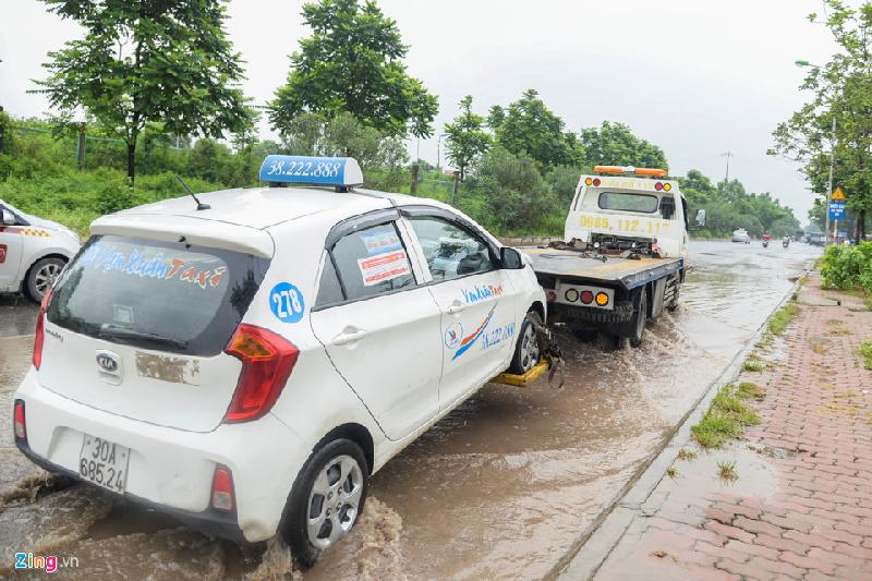 Tài xế taxi Bùi Anh Tuấn bị hỏng xe trên đường chở khách đến Thiên đường Bảo Sơn. Anh phải đợi 3 tiếng đồng hồ mới có xe cứu hộ đến hỗ trợ.
