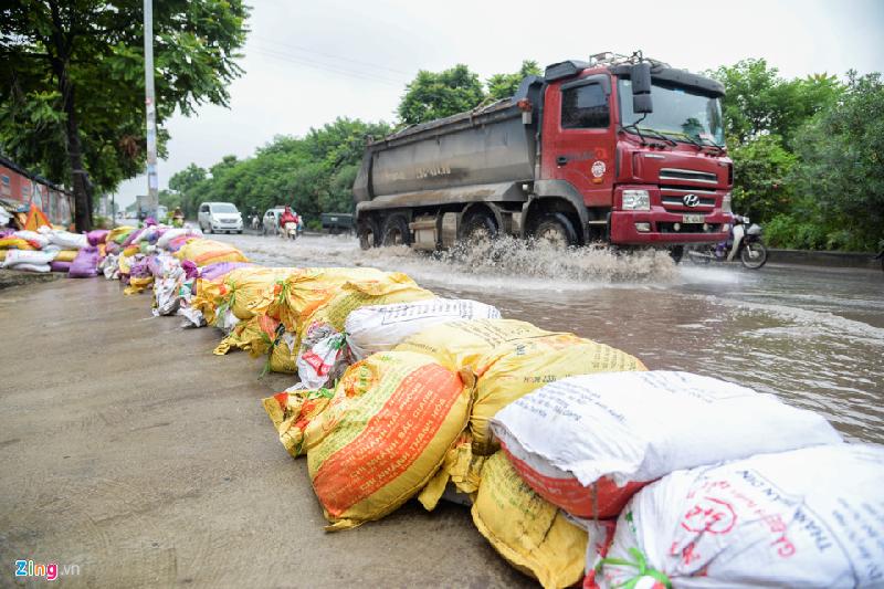 Nhiều nhà máy hai bên đường phải đặt “chướng ngại vật” ngăn nước tràn vào trong.
