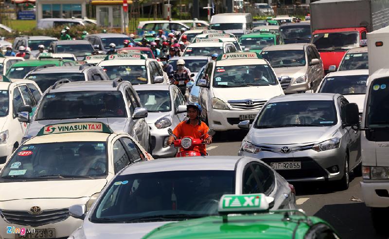 Trước cổng sân bay, taxi chiếm phần lớn các làn đường.
