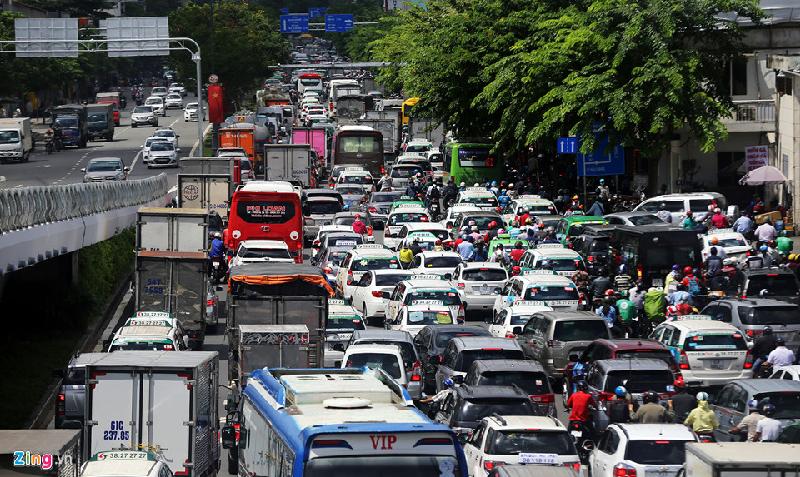 Xe tải từ quận Gò Vấp, Thủ Đức; ôtô chở khách, taxi từ sân bay ra xếp từng hàng dài di chuyển rất chậm vào trung tâm thành phố và đường Cộng Hòa.