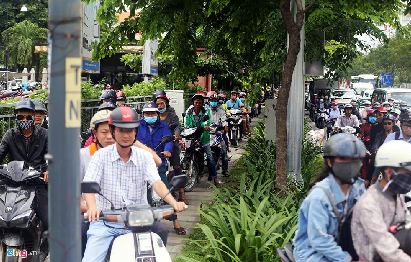 Nhiều người điều khiển xe máy trên đường Trường Sơn cũng chết dí dưới lòng đường lẫn trên vỉa hè.