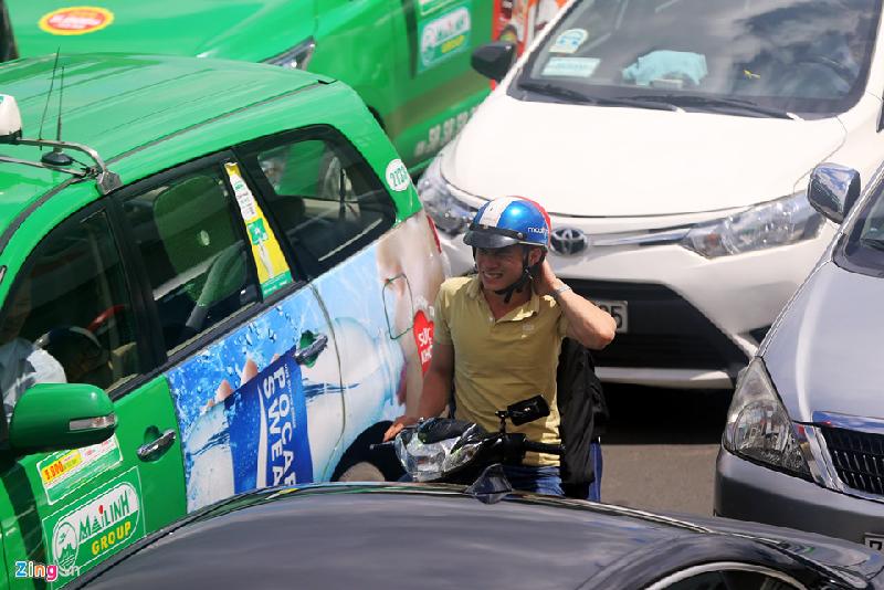 Xe máy len lỏi vào các hàng ôtô bị bao vây tứ phía.
