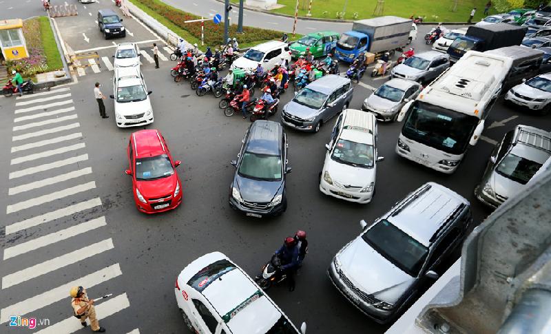 Trước tình hình kẹt xe kéo dài, lực lượng CSGT và an ninh sân bay phải mở đường ngang cho xe cộ từ bên trong lưu thông dưới cầu vượt hướng về quận Gò Vấp. Đến 11h30, giao thông khu vực này mới ổn định trở lại.