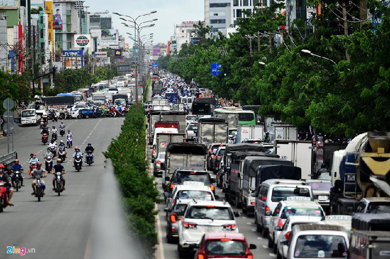 Trong khi đó, đường Cộng Hòa đoạn từ cầu vượt Lăng Cha Cả đến cầu Hoàng Hoa Thám xe tải, taxi cũng bị 