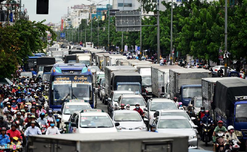 Xe tải hướng từ đường Trường Chinh, Tân Kỳ Tân Qúy ở cửa ngõ tây nam lưu thông vào trung tâm thành phố bị dồn ứ tại nút giao Cộng Hòa - Út Tịch kéo dài cả cây số.