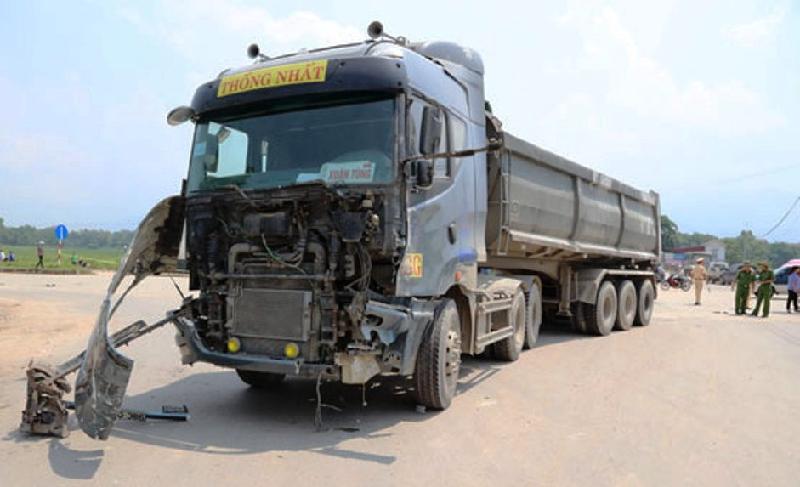 Chiếc xe tải bị hư hỏng nặng phần đầu