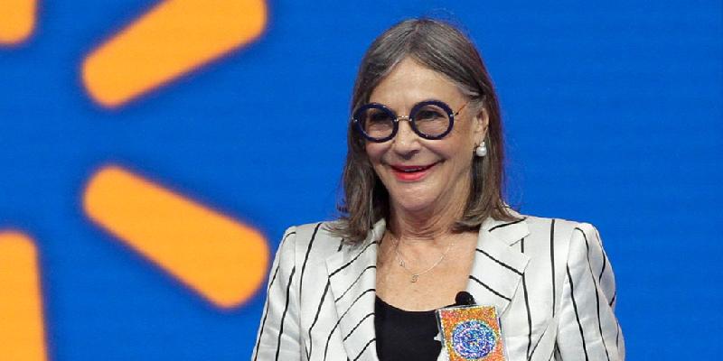 10 phụ nữ giàu nhất thế giới năm 2017 hình ảnh 2 Alice Walton 66 tuổi và là con gái nhà sáng lập chuỗi cửa hàng Wal-Mart Sam Walton tại Mỹ, cũng là người thừa kế thương hiệu này. Bà là nữ tỷ phú giàu thứ nhì thế giới sau Liliane với khối tài sản 38.7 tỷ USD. Không giống như hai người anh trai là Rob và Jim, bà không tập trung vào việc điều hành chuỗi cửa hàng nổi tiếng. Bà tham gia tích cực vào các hoạt động nghệ thuật cũng như chính trị, Alice là người ủng hộ Hilary Clinton trong cuộc bầu cử thổng thống Mỹ vừa rồi.