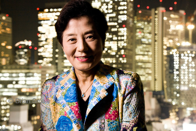 Yoshiko Shinohara là nữ tỷ phú tự lập đầu tiên ở Nhật Bản. Bà sáng lập công ty nhân sự dành cho những nhân viên thời vụ Temp Holdings với nguồn lợi nhuận đạt được trong năm 2016 là 4,5 tỷ USD. Yoshiko có tài sản trị giá 1,1 tỷ USD.