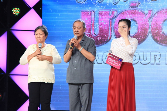 Câu chuyện thứ hai: Anh trai 67 tuổi chở hàng thuê thu nhập 50 nghìn đồng/ngày với ước mơ chữa bệnh tim cho em gái:  Chú Dương Văn Gấm, năm nay 67 tuổi đến từ Vĩnh Long. Ngày xưa, chú cũng có gia đình nhưng vợ chú bỏ đi rồi có chồng khác, người con trai đã hi sinh khi đi bộ đội. Người đàn ông cô độc phiêu bạt lên Sài Gòn nhiều năm nay, hàng ngày làm công quả ở chùa Từ Hạnh kiếm bữa cơm chay qua ngày. Chú còn nhận chở hàng thuê với mức lương ít ỏi 50 nghìn đồng/ngày với mong muốn tích góp đưa em gái mắc bệnh tim ở quê đi chữa bệnh. 