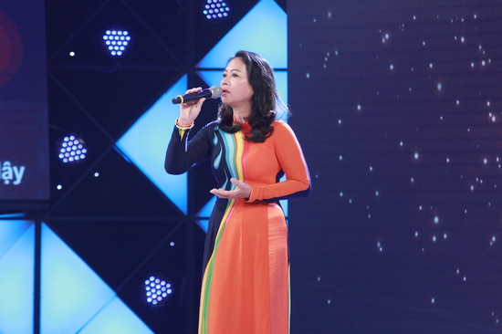 Câu chuyện thứ tư: Người phụ nữ nghèo hát cho ba đứa trẻ mồ côi:  Xuất hiện ở tập 9 Hát Mãi Ước Mơ, đây là câu chuyện đầy xúc động về tinh thần tương thân tương ái, hết lòng vì người khác của chị Lê Thị Hà - người phụ nữ có cuộc sống cơ cực nhưng vẫn thi hát để giúp đỡ cho ba đứa trẻ mồ côi, đã rung động trái tim khán giả. Chị Hà đã chia tay chồng 25 năm và ở vậy nuôi con đến giờ. Hàng ngày chị Hà phụ quán phở kiếm sống, sức khỏe ngày càng suy giảm, tay bị viêm cơ và bác sĩ khuyên chị phải phẫu thuật. Thế nhưng chị cho rằng: “Số tiền mổ đó đề dành giúp những người nghèo khác còn hay hơn” và quyết định thi hát cho bà Lê Thị Đào và ba đứa cháu mồ côi cha mẹ.