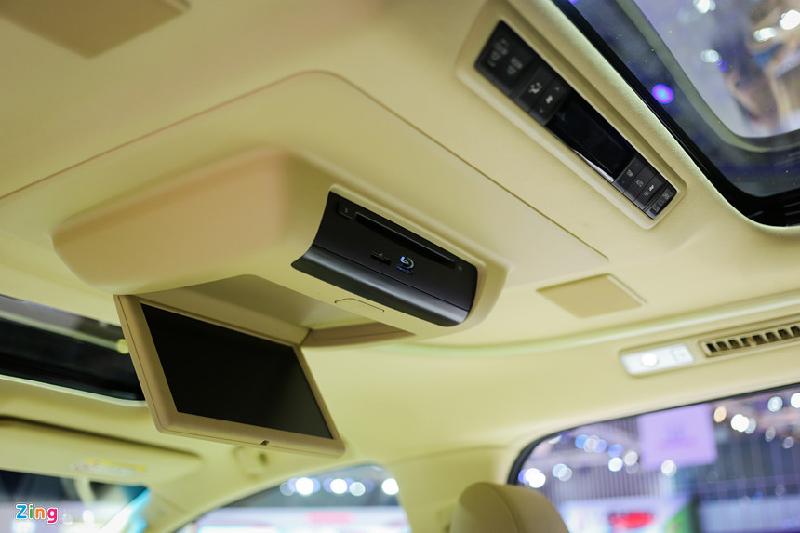 'Chuyên cơ mặt đất' Toyota Alphard giá hơn 3,5 tỷ đồng tại VN hình ảnh 12 Khoang hành khách phía sau trang bị đầu DVD Blu-ray, màn hình màu 9 inch cùng hệ thống âm thanh 17 loa, giúp hành khách có thể tận hưởng các chương trình giải trí khi di chuyển.