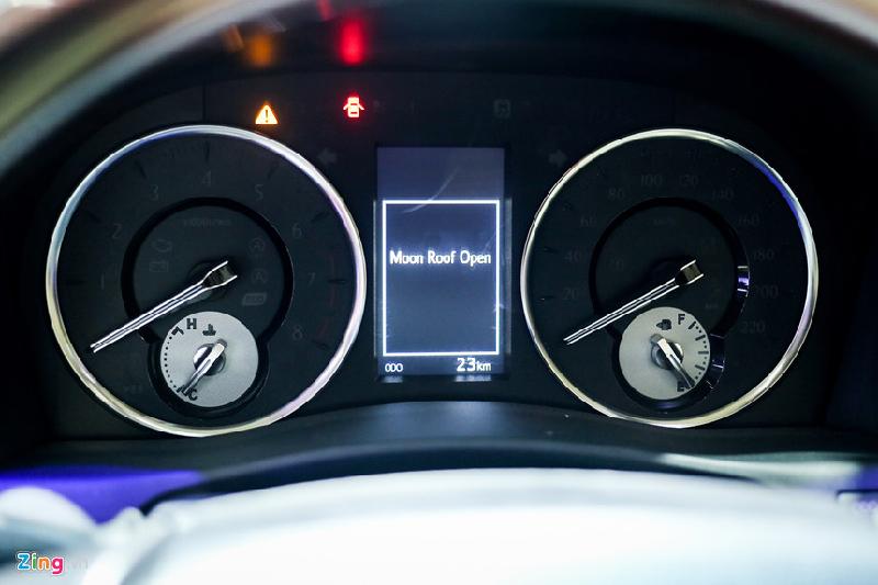 'Chuyên cơ mặt đất' Toyota Alphard giá hơn 3,5 tỷ đồng tại VN hình ảnh 10 Cụm đồng hồ hiển thị phía sau vô lăng tích hợp màn hình đa thông tin, kích thước 4,2 inch. Xe được trang bị tính năng khởi động bằng nút bấm.