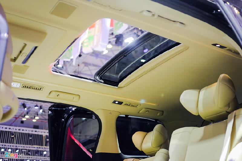 'Chuyên cơ mặt đất' Toyota Alphard giá hơn 3,5 tỷ đồng tại VN hình ảnh 14 Khoang hành khách và khoang lái cùng được trang bị cửa sổ trời. Hàng ghế thương gia được trang bị các phím điều khiển hệ thống điều hòa, đóng/mở cửa sổ trời riêng.