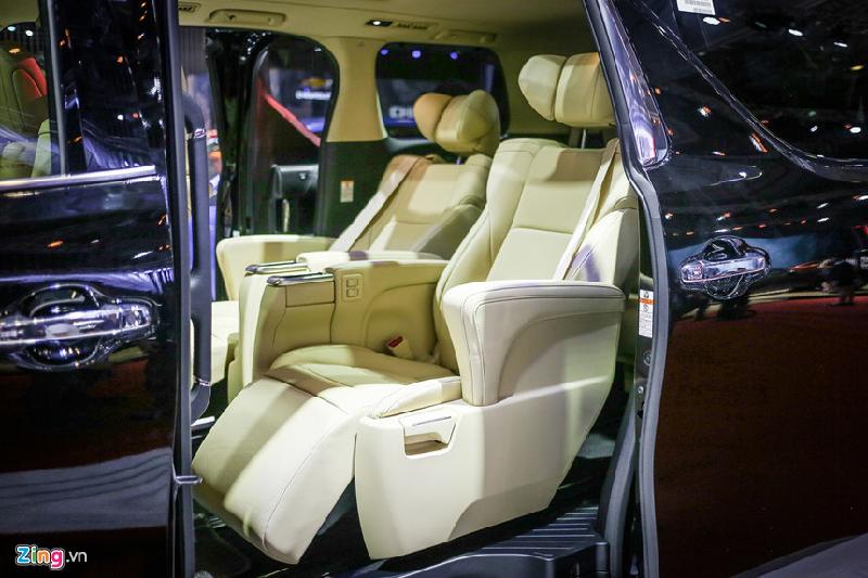 'Chuyên cơ mặt đất' Toyota Alphard giá hơn 3,5 tỷ đồng tại VN hình ảnh 13 Hàng ghế hạng thương gia phía sau có thể chỉnh điện toàn bộ và có đệm đỡ chân để tăng thêm sự thoải mái. Cửa sổ ở khoang này có rèm chắn nắng.