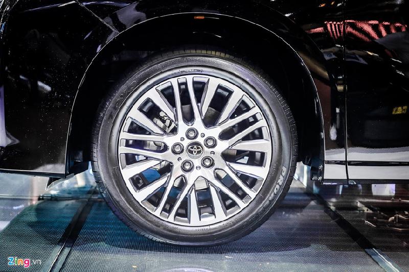 Xe trang bị bộ la-zăng hợp kim, kích thước 18 inch, đi cùng bộ lốp 295/50R18-97V.