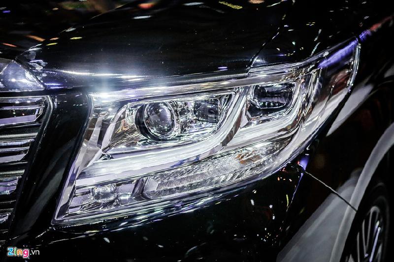 'Chuyên cơ mặt đất' Toyota Alphard giá hơn 3,5 tỷ đồng tại VN hình ảnh 5 Cụm đèn pha LED projector, tích hợp đèn chạy ban ngày. Hệ thống đèn này có tính năng tự động điều chỉnh góc chiếu, tự động bật/tắt. Đèn LED sương mù được đặt thấp hơn ở cản trước.