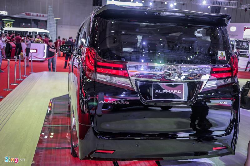 Mẫu MPV của Toyota sở hữu thiết kế hình khối, cứng cáp hơn so với Honda Odyssey. Cửa phía sau xe có thể đóng mở điện thông qua chìa khóa thông minh. Ngoài ra, phía đuôi xe còn được trang bị nhiều cảm biến thuận tiện cho việc lùi xe.
