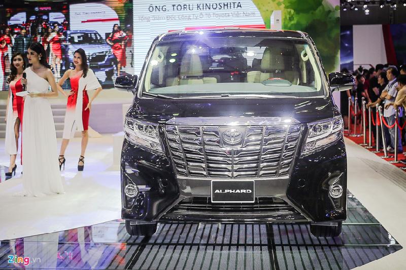 Alphard được nhập khẩu nguyên chiếc từ Nhật, có giá bán chính hãng 3,533 tỷ đồng. Mức giá này cao hơn Mercedes-Benz V-Class hay Honda Odyssey - những chiếc MPV nhập khác đang bán chính hãng tại Việt Nam.