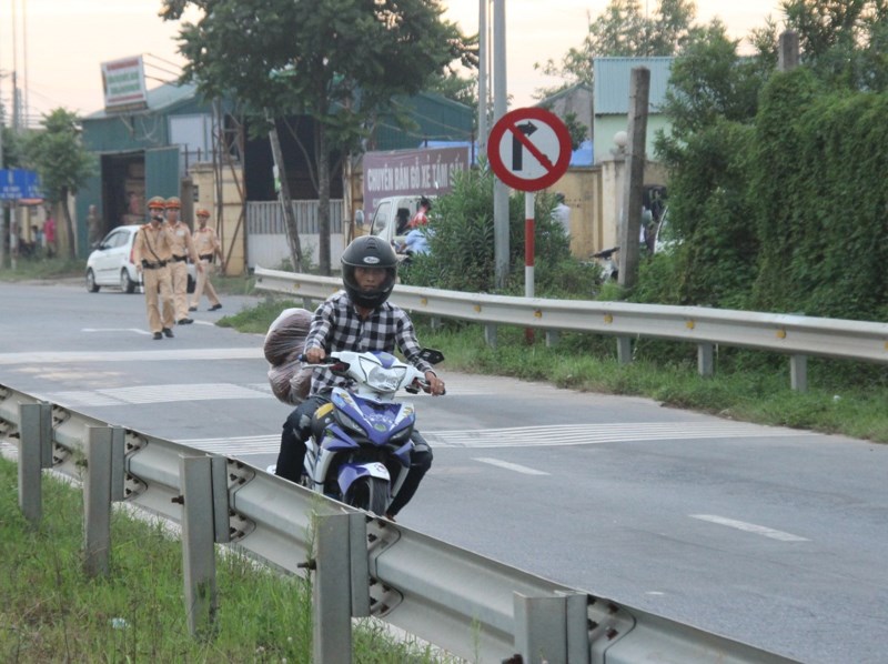 Xe máy lao vào CSGT, chạy ngược chiều trên cao tốc